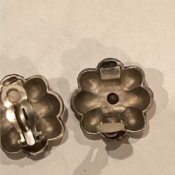 VINTAGE LINDA LEVINSON NY  SILVERTONE SMOKEY RHINESTONE, CLIP SIGNED EARRINGS - Picture 6 of 8